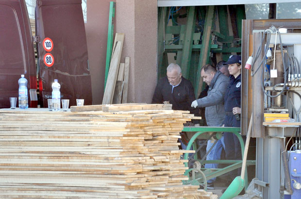 ТРАГЕДИЈА НА ГРОБЉУ ОРЛОВАЧА: Столар правио ковчеге, па страдао када га је машина ухватила за руку и повукла у себе (ФОТО)